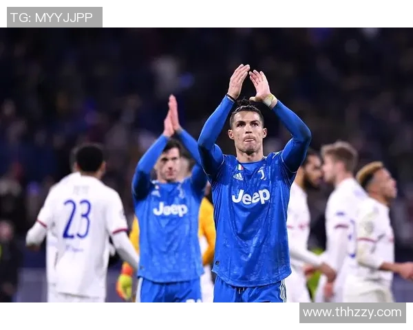 球迷疯狂冲场内夺C罗球衣欧冠赛场上演奇葩一幕